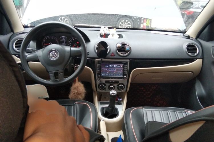 Used Volkswagen Lavida 2013 Classic 1.6L Manual Fashion Edition Center Console