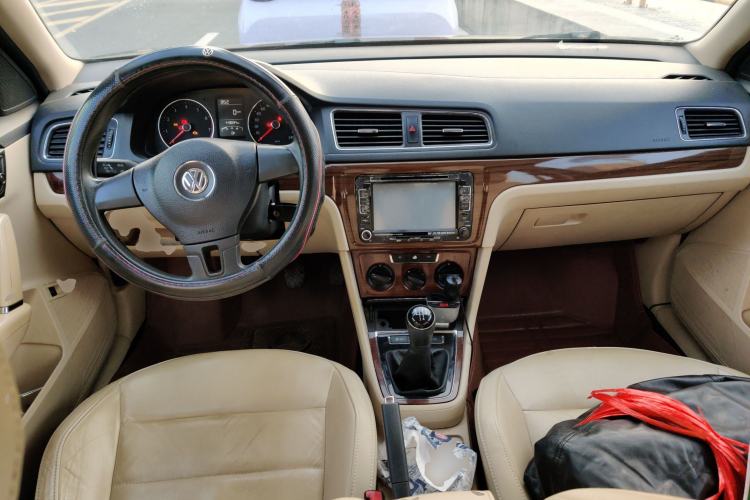 Used Volkswagen Lavida 2013 Restyled Classic 1.6L Manual Comfort Edition Center Console