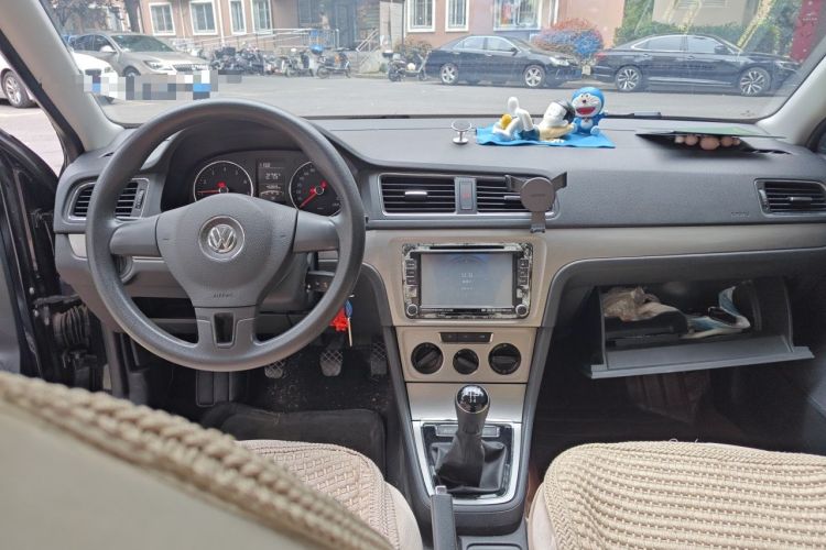 Used Volkswagen Lavida 2013 1.6L Manual Comfort Edition Center Console