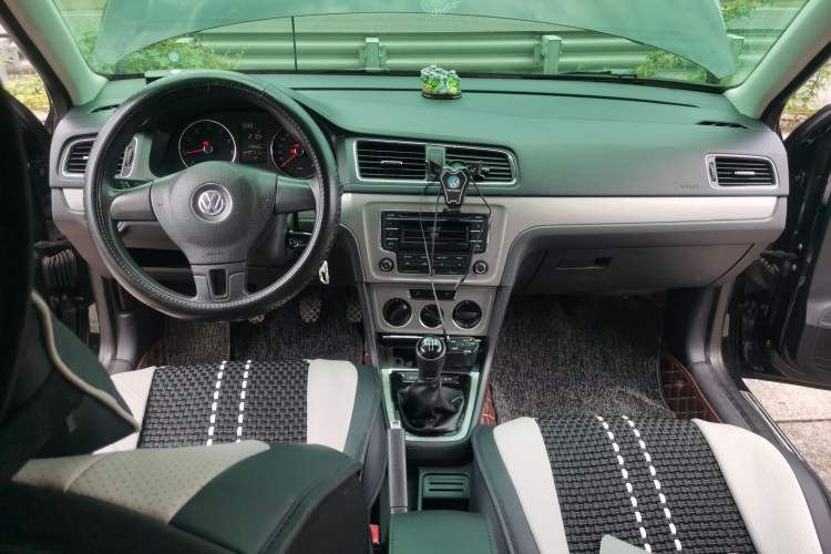 Used Volkswagen Lavida 2013 Restyled Classic 1.6L Manual Comfort Edition Center Console