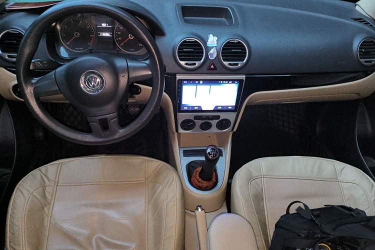 Used Volkswagen Lavida 2013 Classic 1.6L Manual Fashion Edition Center Console