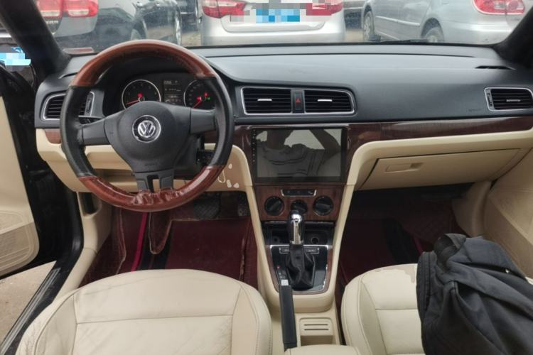 Used Volkswagen Lavida 2013 Restyled Classic 1.6L Automatic Comfort Edition Center Console