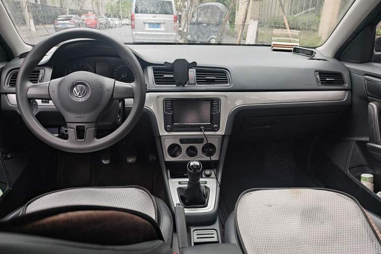 Used Volkswagen Lavida 2013 Revised Classic 1.6L Manual Fashion Edition Center Console