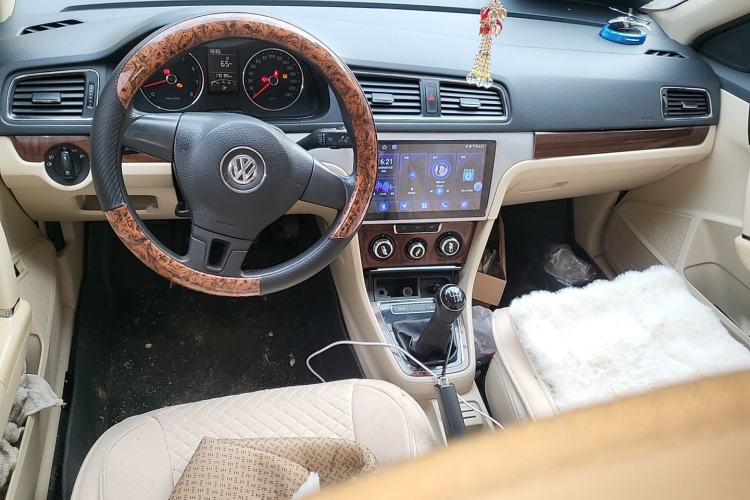 Used Volkswagen Lavida 2013 Restyled Classic 1.6L Manual Comfort Edition Center Console