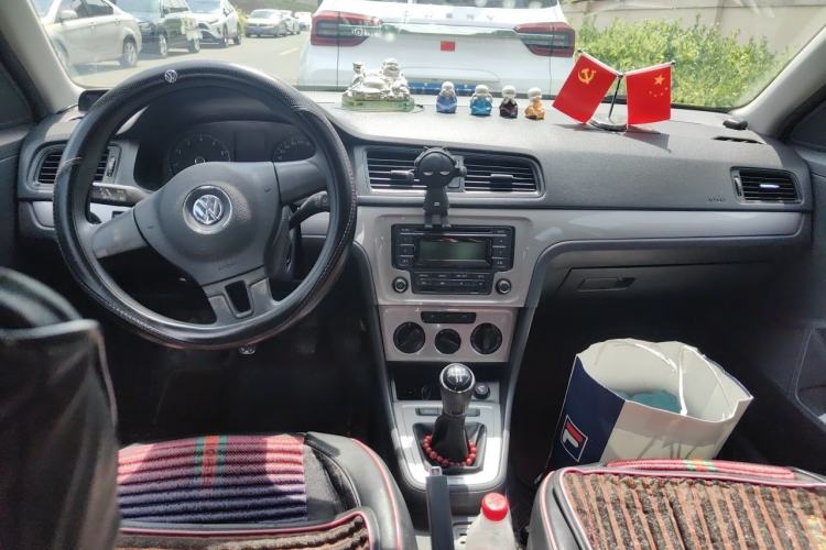 Used Volkswagen Lavida 2013 Revised Classic 1.6L Manual Fashion Edition Center Console