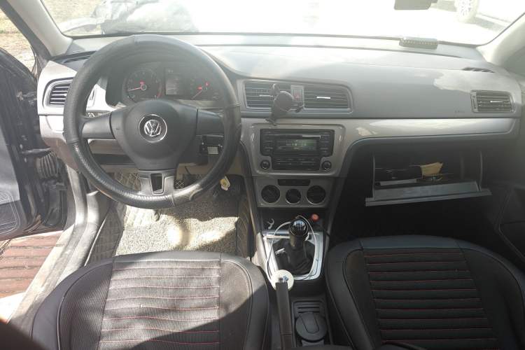 Used Volkswagen Lavida 2013 Revised Classic 1.6L Manual Fashion Edition Center Console