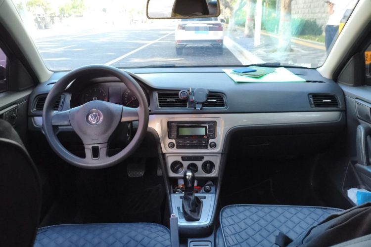 Used Volkswagen Lavida 2013 Revised Classic 1.6L Automatic Fashion Edition Center Console