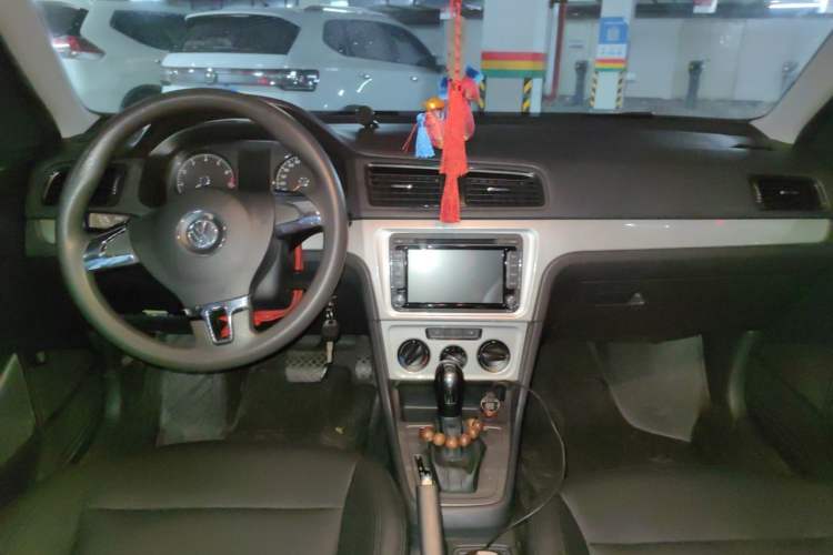 Used Volkswagen Lavida 2013 Revised Classic 1.6L Automatic Fashion Edition Center Console