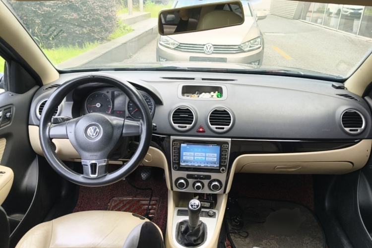 Used Volkswagen Lavida 2013 Classic 1.6L Manual Fashion Edition Center Console