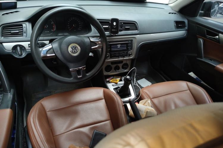 Used Volkswagen Lavida 2013 Revised Classic 1.6L Manual Fashion Edition Center Console