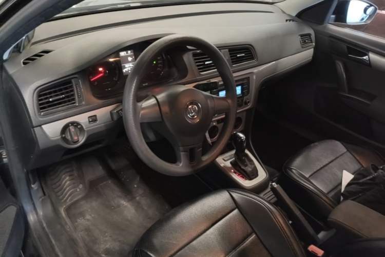 Used Volkswagen Lavida 2013 Revised Classic 1.6L Automatic Fashion Edition Center Console
