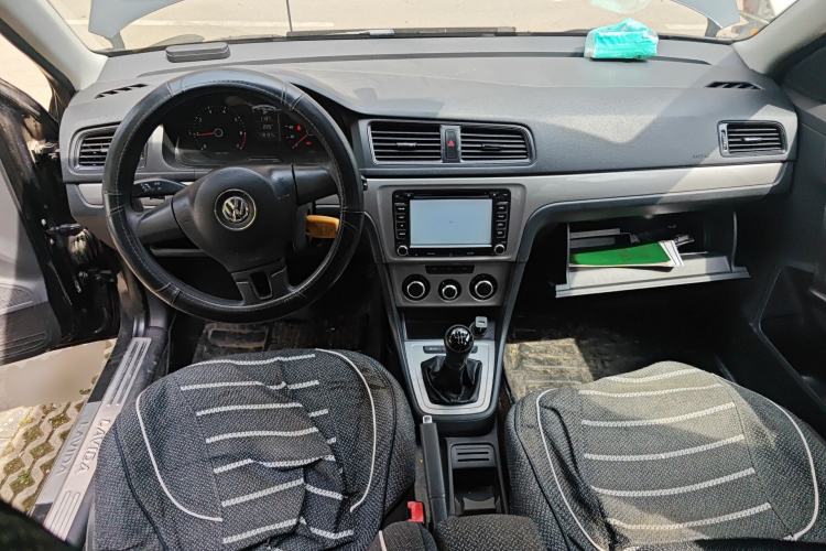 Used Volkswagen Lavida 2013 1.6L Manual Fashion Edition Center Console