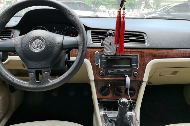 Used Volkswagen Lavida 2013 Restyled Classic 1.6L Manual Comfort Edition Center Console