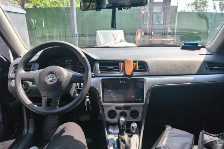Used Volkswagen Lavida 2013 1.6L Automatic Fashion Edition Center Console