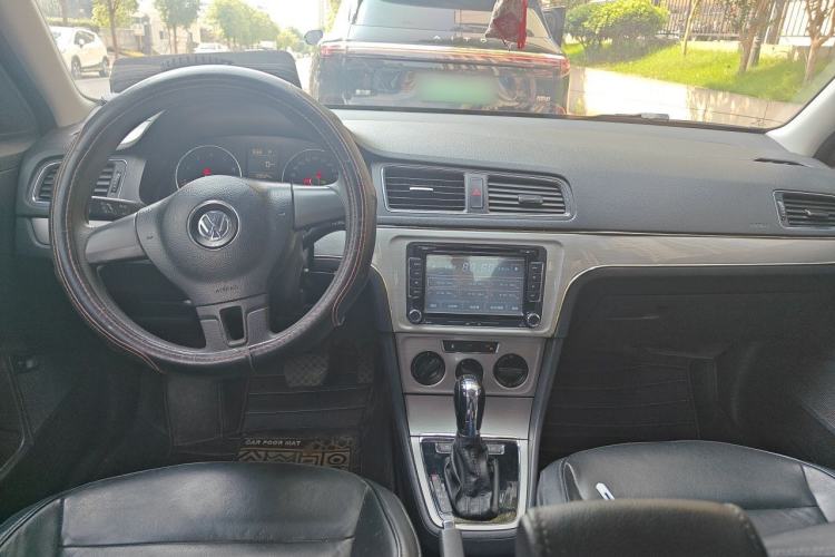 Used Volkswagen Lavida 2013 Restyled Classic 1.6L Automatic Comfort Edition Center Console