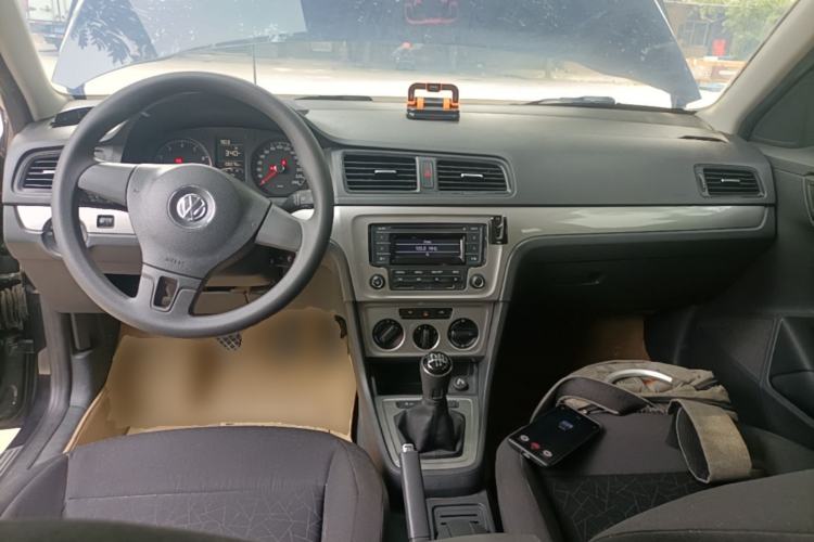 Used Volkswagen Lavida 2013 Revised Classic 1.6L Manual Fashion Edition Center Console