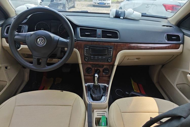 Used Volkswagen Lavida 2013 1.6L Automatic Fashion Edition Center Console