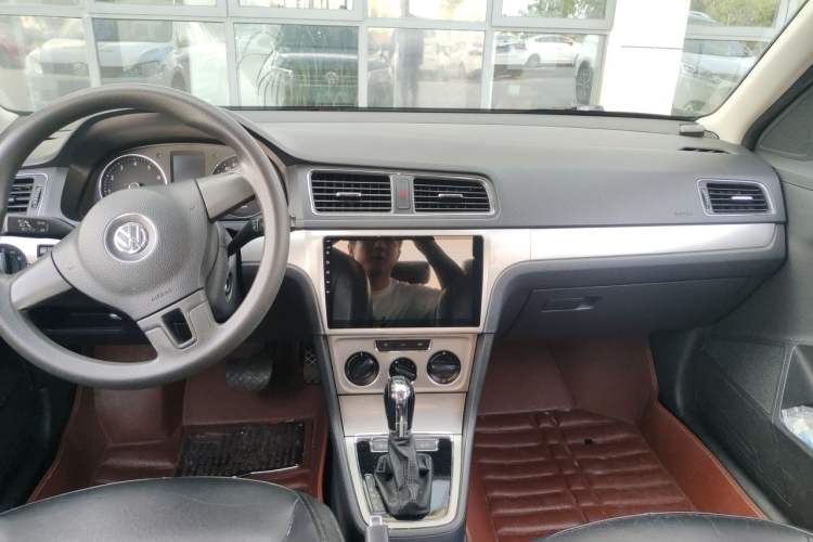 Used Volkswagen Lavida 2013 Restyled Classic 1.6L Automatic Comfort Edition Center Console