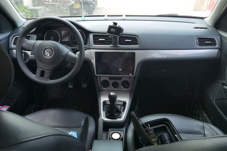 Used Volkswagen Lavida 2013 Restyled Classic 1.6L Manual Comfort Edition Center Console