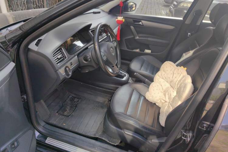 Used Volkswagen Lavida 2013 Revised Version 1.6L Automatic Luxury Edition Driver Seat