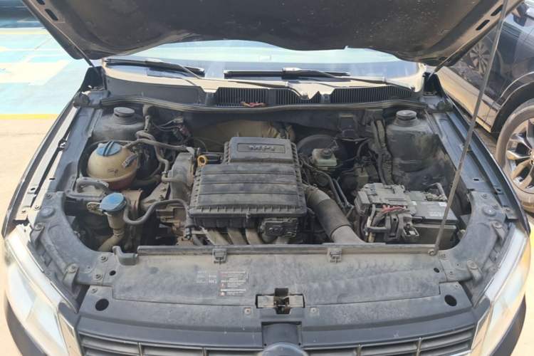 Used Volkswagen Lavida 2013 1.6L Automatic Comfort Edition Engine Bay