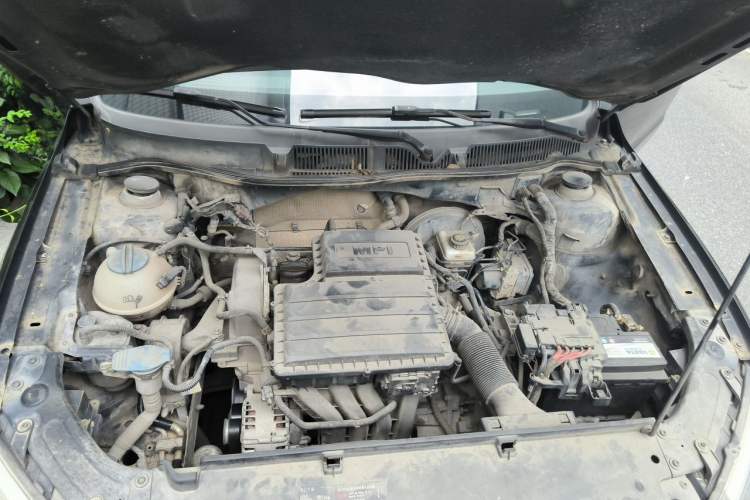 Used Volkswagen Lavida 2013 1.6L Automatic Fashion Edition Engine Bay