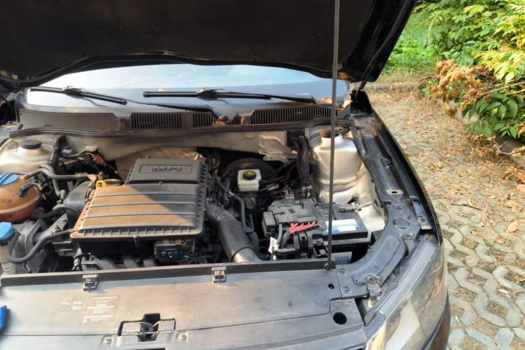 Used Volkswagen Lavida 2013 1.6L Manual Fashion Edition Engine Bay Left