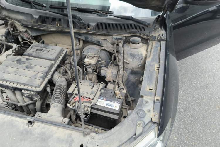 Used Volkswagen Lavida 2013 1.6L Automatic Fashion Edition Engine Bay Left