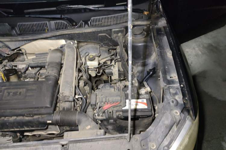 Used Volkswagen Lavida 2013 1.4TSI Manual Comfort Edition Engine Bay Left