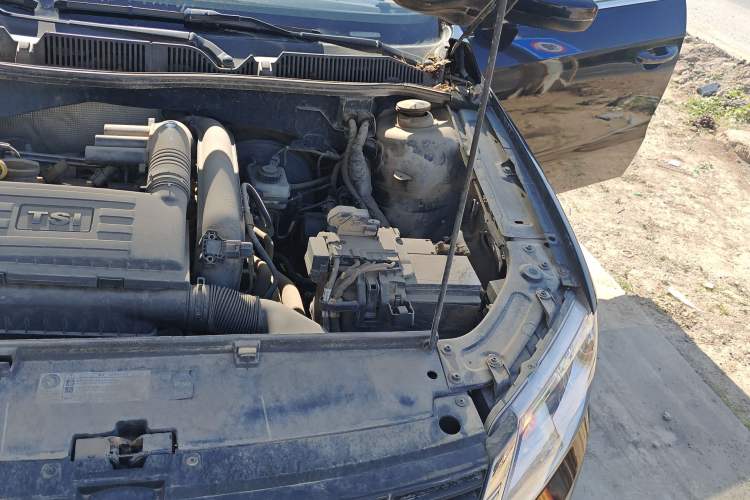 Used Volkswagen Lavida 2013 1.4 TSI Manual Luxury Edition Engine Bay Left