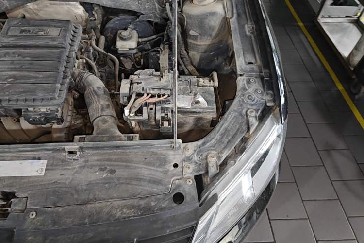 Used Volkswagen Lavida 2013 1.6L Manual Comfort Edition Engine Bay Left