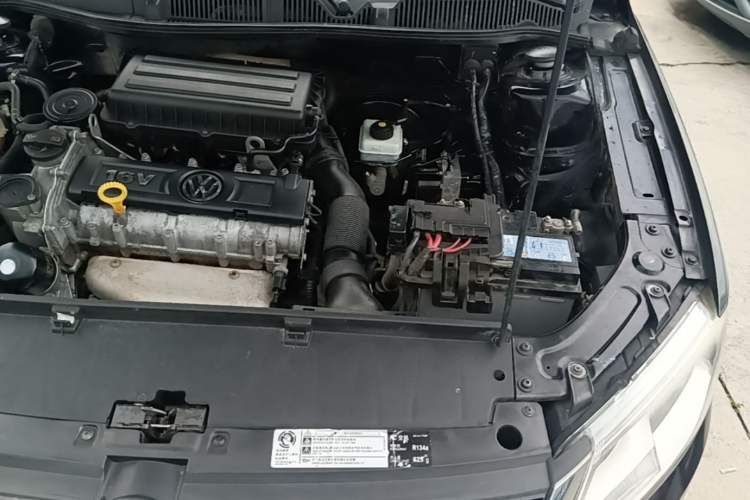 Used Volkswagen Lavida 2013 1.6L Manual Fashion Edition Engine Bay Left