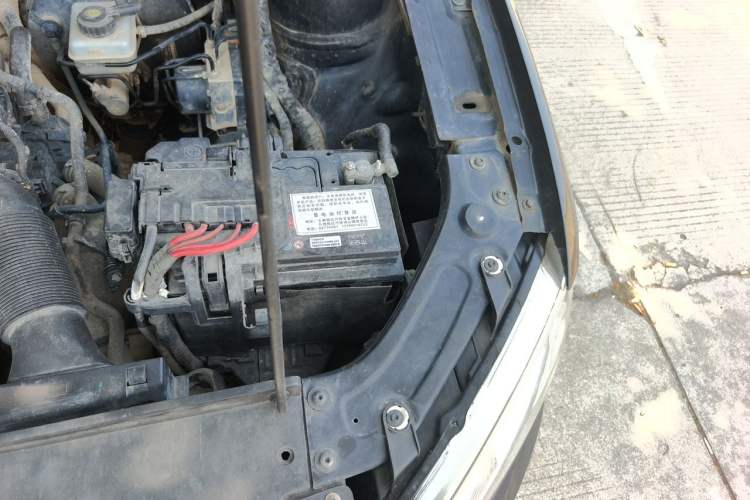 Used Volkswagen Lavida 2013 1.6L Manual Comfort Edition Engine Bay Left
