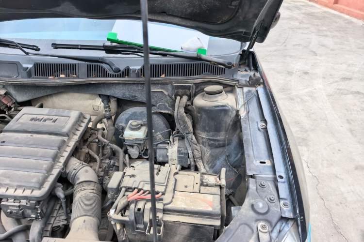 Used Volkswagen Lavida 2013 1.6L Automatic Comfort Edition Engine Bay Left