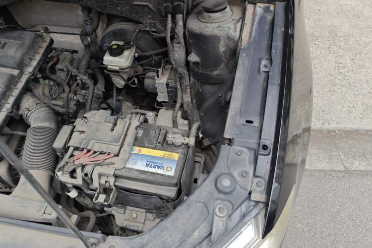 Used Volkswagen Lavida 2013 1.6L Manual Comfort Edition Engine Bay Left