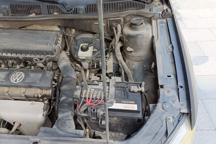 Used Volkswagen Lavida 2013 1.6L Automatic Comfort Edition Engine Bay Left