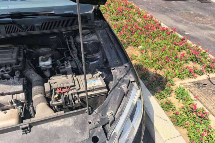 Used Volkswagen Lavida 2013 1.6L Automatic Fashion Edition Engine Bay Left