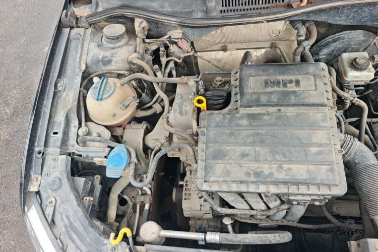 Used Volkswagen Lavida 2013 1.6L Manual Comfort Edition Engine Bay Right