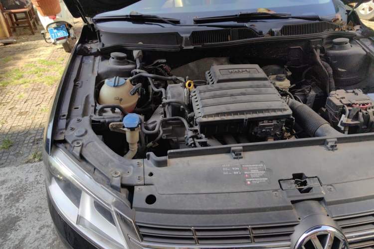 Used Volkswagen Lavida 2013 Revised Version 1.6L Automatic Luxury Edition Engine Bay Right
