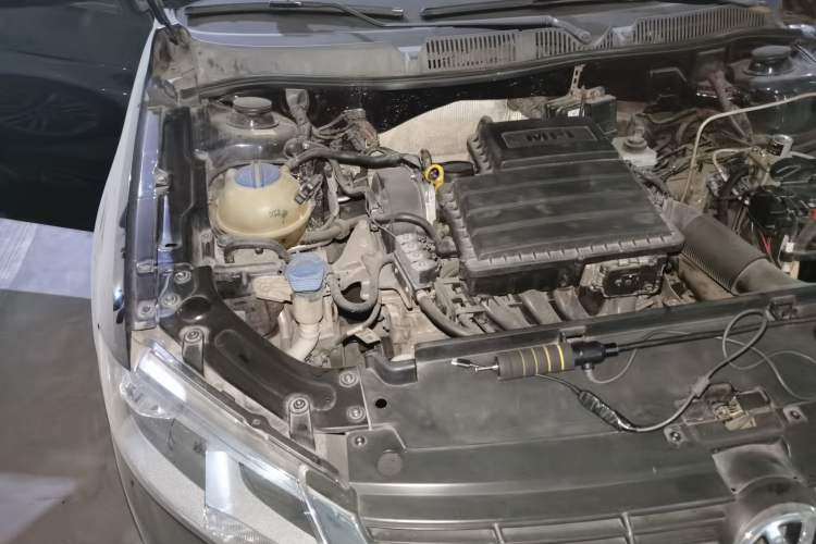 Used Volkswagen Lavida 2013 Revised Classic 1.6L Manual Fashion Edition Engine Bay Right