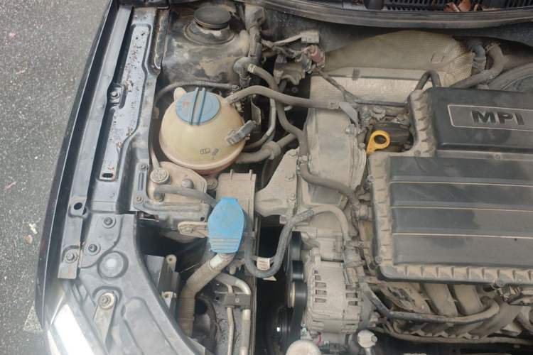 Used Volkswagen Lavida 2013 1.6L Automatic Fashion Edition Engine Bay Right
