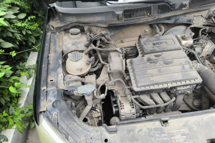 Used Volkswagen Lavida 2013 1.6L Automatic Fashion Edition Engine Bay Right