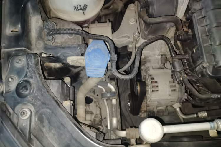 Used Volkswagen Lavida 2013 1.6L Automatic Comfort Edition Engine Bay Right