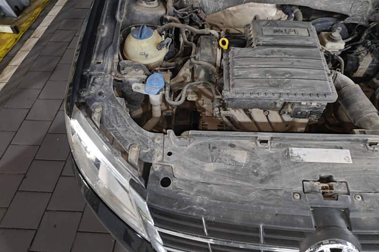 Used Volkswagen Lavida 2013 1.6L Manual Comfort Edition Engine Bay Right
