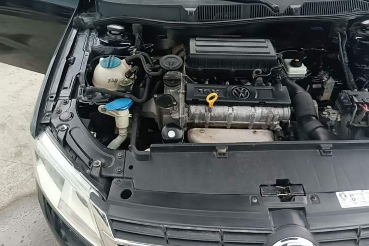 Used Volkswagen Lavida 2013 1.6L Manual Fashion Edition Engine Bay Right