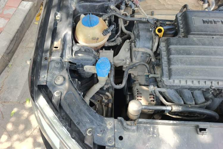 Used Volkswagen Lavida 2013 1.6L Manual Comfort Edition Engine Bay Right