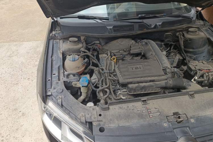 Used Volkswagen Lavida 2013 1.4TSI Manual Comfort Edition Engine Bay Right