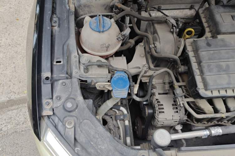Used Volkswagen Lavida 2013 1.6L Manual Comfort Edition Engine Bay Right