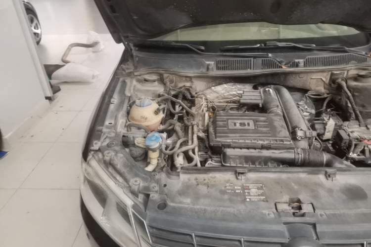 Used Volkswagen Lavida 2013 Revised Version 1.4 TSI DSG Comfort Edition Engine Bay Right