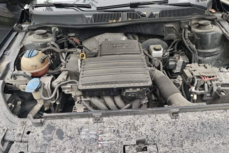 Used Volkswagen Lavida 2013 Revised Classic 1.6L Manual Fashion Edition Engine Bay